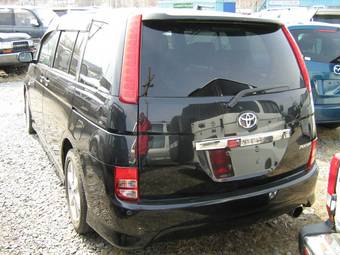2005 Toyota Isis Photos