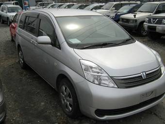 2005 Toyota Isis Photos