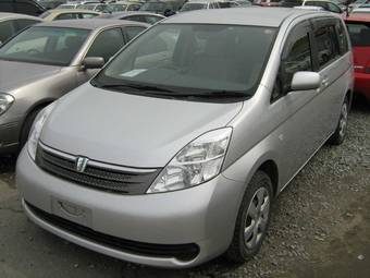 2005 Toyota Isis Pictures