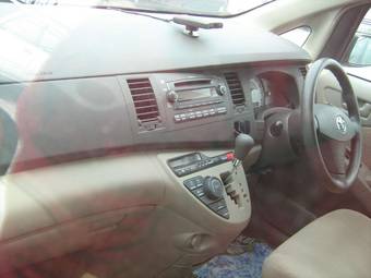 2005 Toyota Isis Photos