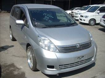 2005 Toyota Isis Photos