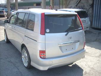 2005 Toyota Isis Wallpapers