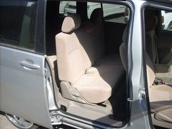 2005 Toyota Isis Images