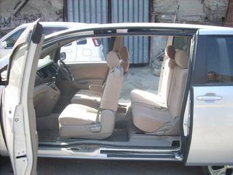 2005 Toyota Isis Pictures