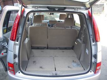 2005 Toyota Isis Pictures