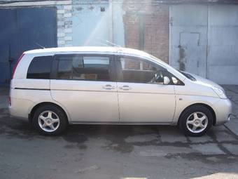 2005 Toyota Isis Photos