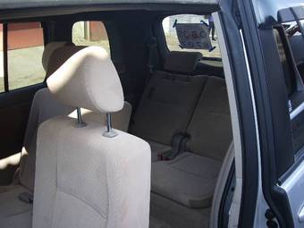 2005 Toyota Isis Images