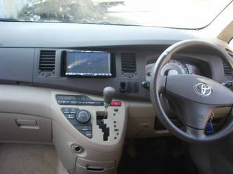 2005 Toyota Isis Pictures