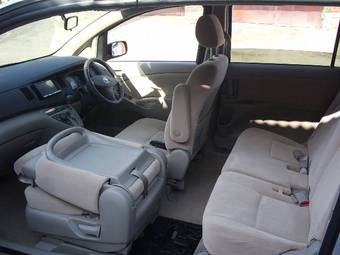 2005 Toyota Isis Pics