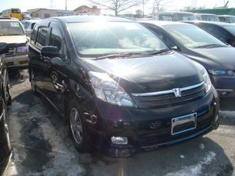 2005 Toyota Isis Photos