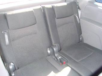 2005 Toyota Isis Pictures