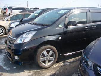 2005 Toyota Isis Pictures