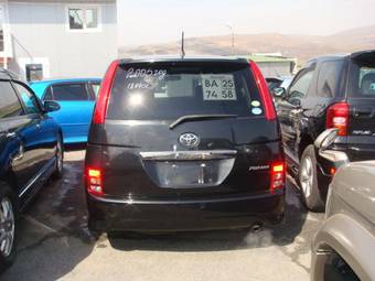 2005 Toyota Isis Photos