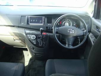 2005 Toyota Isis Pics