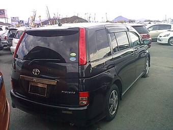 2005 Toyota Isis Photos