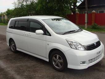2005 Toyota Isis Photos