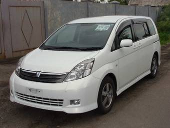 2005 Toyota Isis Photos