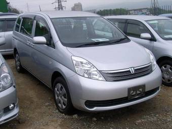 2005 Toyota Isis Pictures