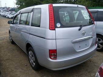 2005 Toyota Isis Photos