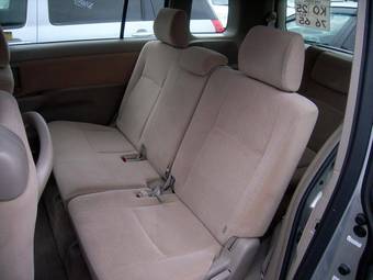 2005 Toyota Isis Pictures