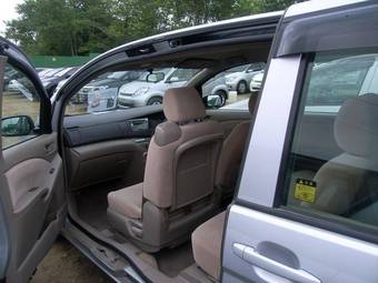 2005 Toyota Isis Photos