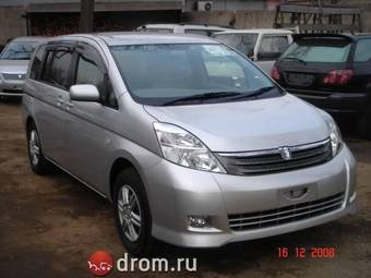 2005 Toyota Isis Pictures