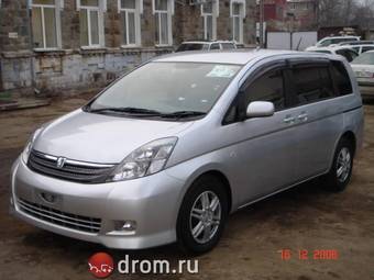 2005 Toyota Isis Pictures