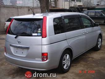 2005 Toyota Isis Photos