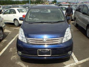 2005 Toyota Isis Pictures