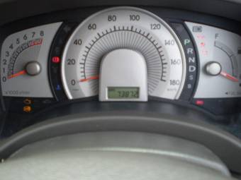 2005 Toyota Isis Pictures