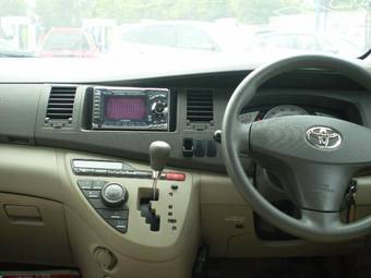 2005 Toyota Isis Photos