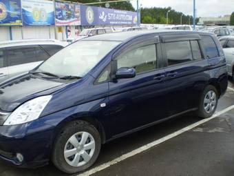 2005 Toyota Isis Photos