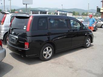 2005 Toyota Isis Pictures