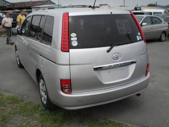 2005 Toyota Isis Photos