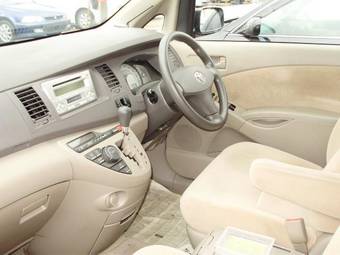 2005 Toyota Isis Pictures