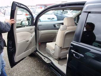 2005 Toyota Isis Photos