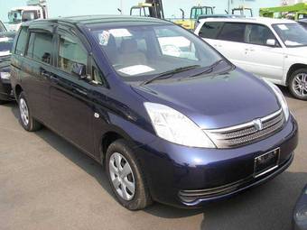 2005 Toyota Isis Photos