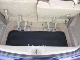 2005 Toyota Isis Images