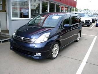 2005 Toyota Isis Pictures