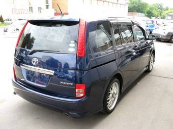 2005 Toyota Isis Photos