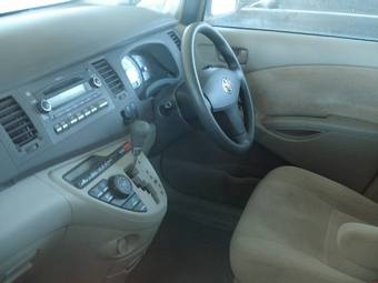 2005 Toyota Isis Pictures