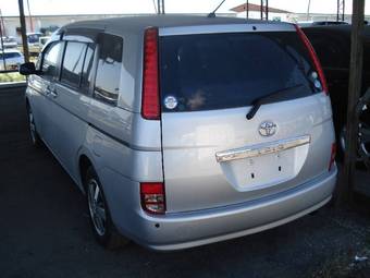 2005 Toyota Isis Photos