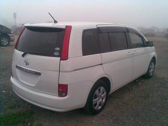 2005 Toyota Isis Photos