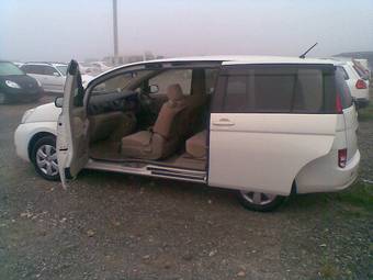 2005 Toyota Isis Pictures