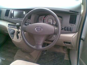 2005 Toyota Isis Photos