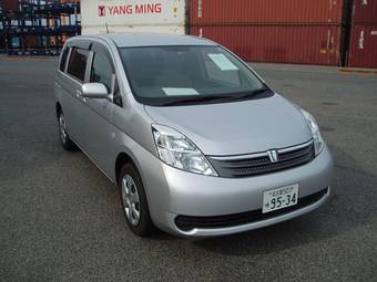 2005 Toyota Isis Pictures