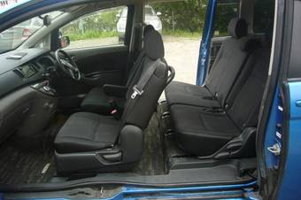2005 Toyota Isis Images