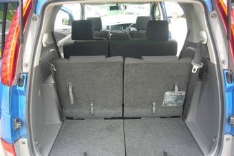 2005 Toyota Isis Pictures