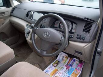 2006 Toyota Isis Images