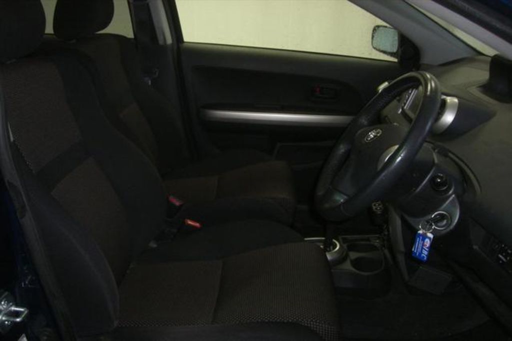 2002 Toyota ist